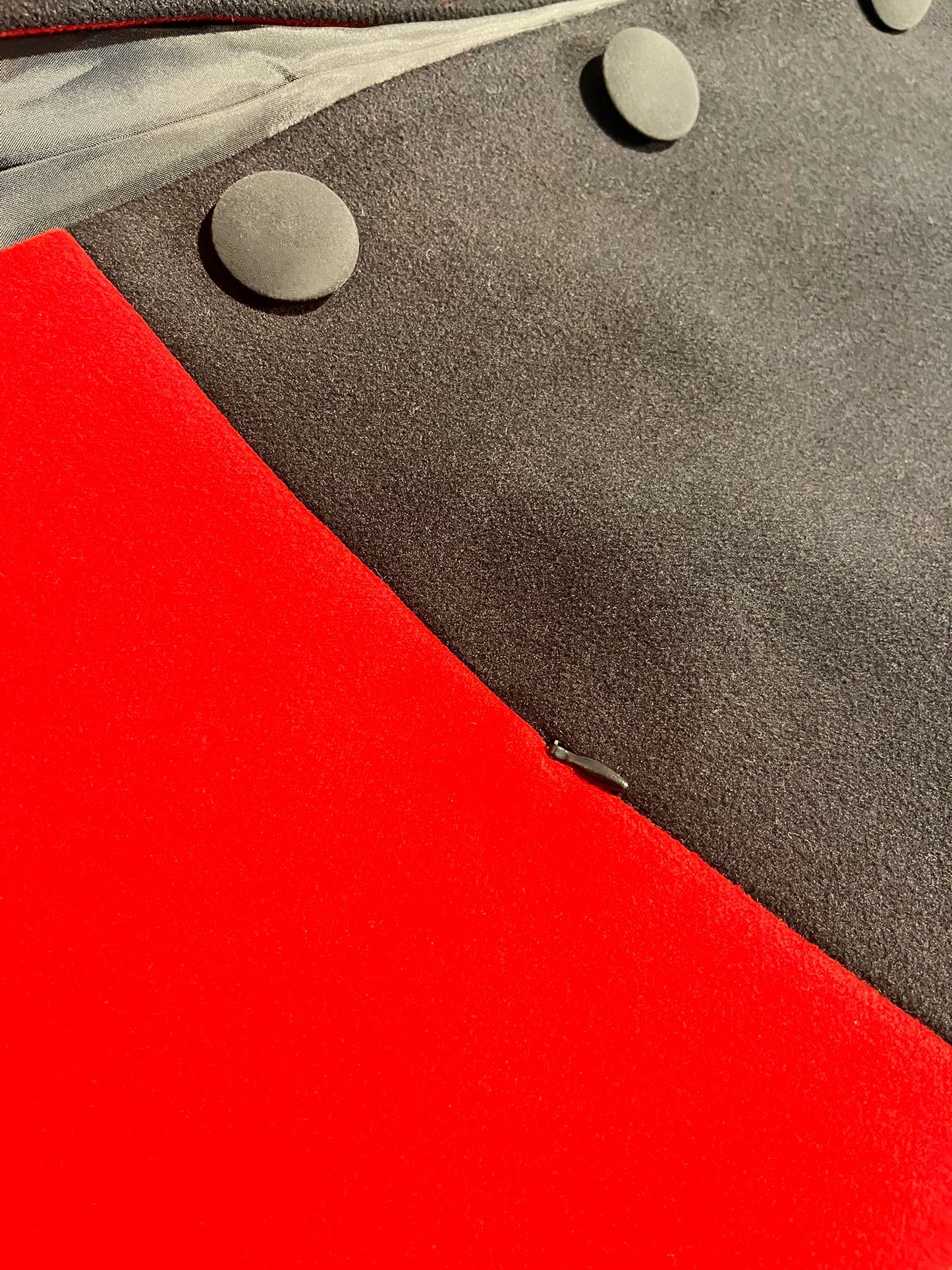 Cappotto rosso e nero